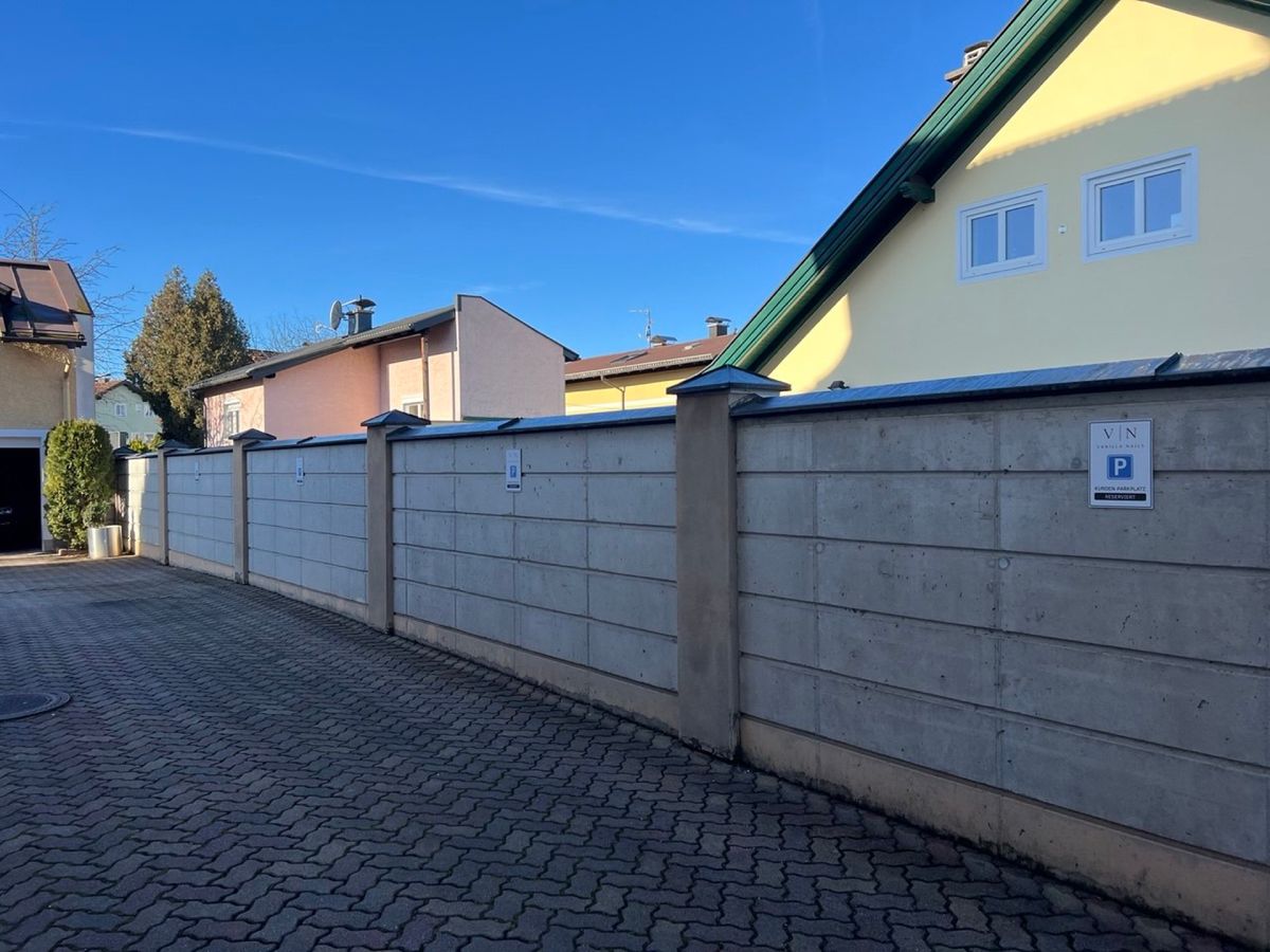 Reservierte Kundenparkplätze vor dem Studio