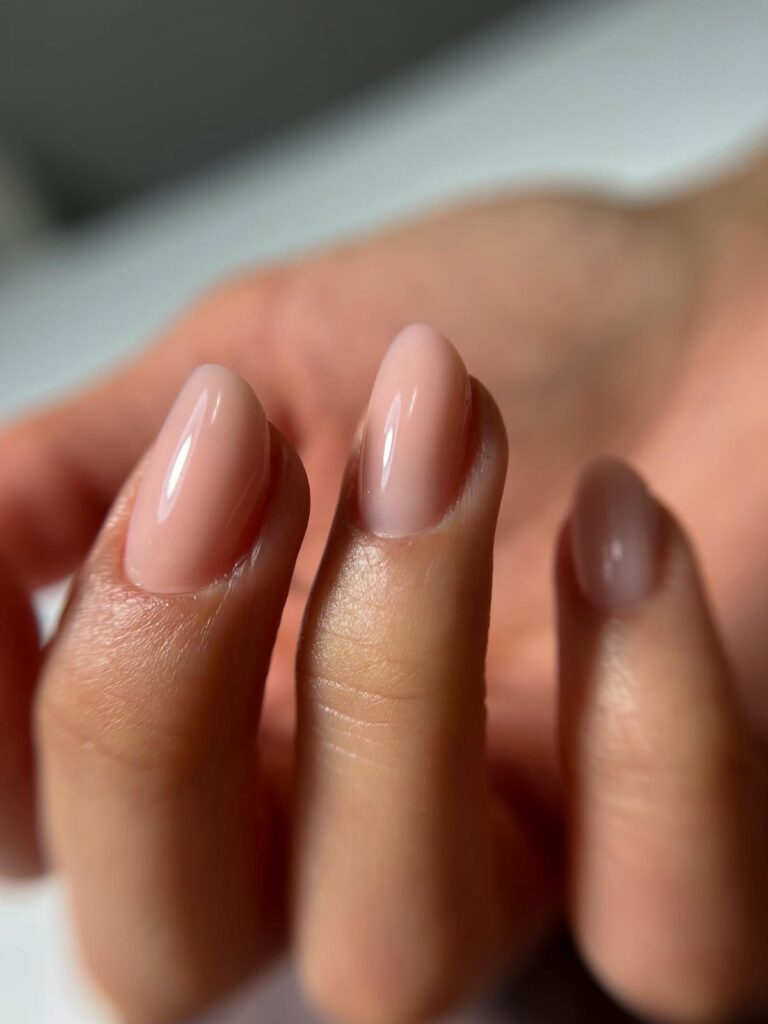 Natürliche Nude Gelnägel in Mandelform bei Vanilla Nails Salzburg
