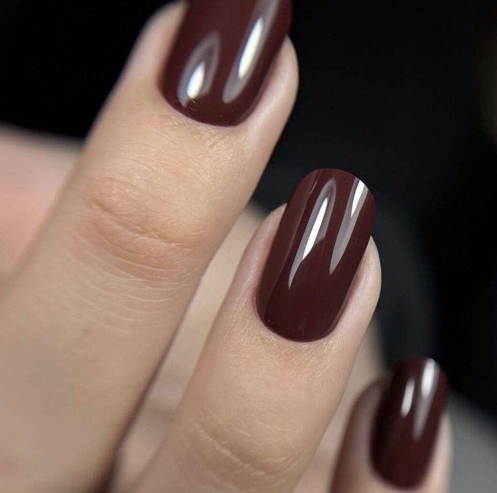Dunkelrote Gelnägel mit hochglänzendem Finish bei Vanilla Nails Salzburg