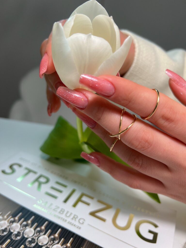 Rosa Gelnägel in Mandelform mit elegantem Nageldesign in Salzburg