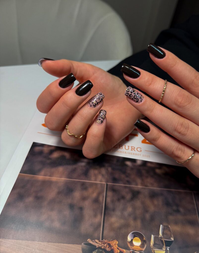 Schwarze Gelnägel mit kreativem Nailart Design bei Vanilla Nails Salzburg