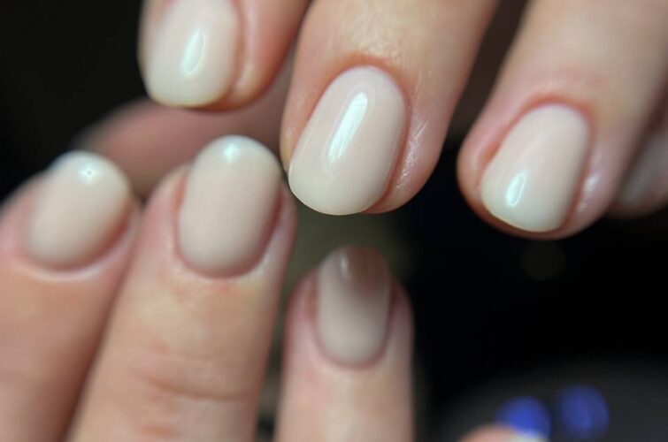 Natürliche Nude Gelnägel mit elegantem Finish bei Vanilla Nails Salzburg