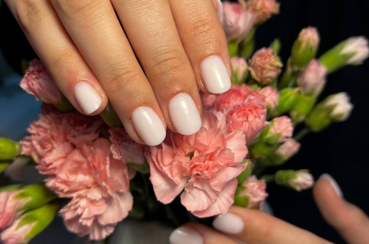 Elegante rosa Nude Gelnägel mit natürlichem Nageldesign in Salzburg