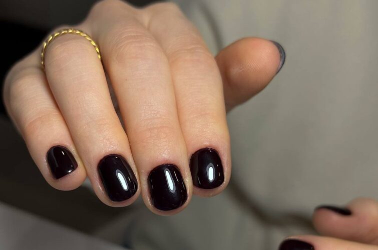Elegante schwarze Gelnägel mit glänzendem Finish bei Vanilla Nails Salzburg