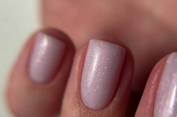 Elegante rosa Gelnägel mit schimmerndem Finish bei Vanilla Nails Salzburg