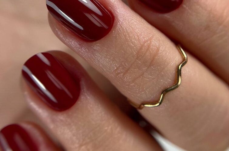 Dunkelrote Gelnägel mit hochglänzendem Finish im Nagelstudio Salzburg