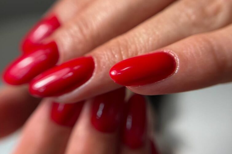 Leuchtend rote Mandelform Gelnägel bei Vanilla Nails Salzburg