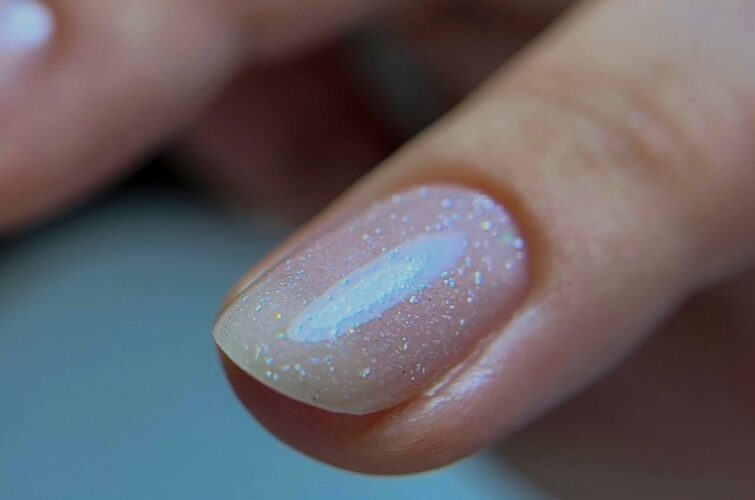Perlmuttfarbene Gelnägel mit feinem Glitzereffekt bei Vanilla Nails Salzburg
