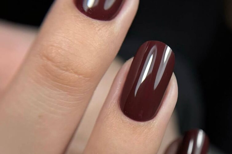 Elegante dunkelrote Gelnägel mit hochglänzendem Finish in Salzburg