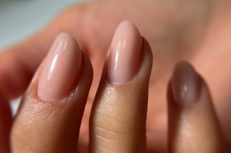 Natürliche Nude Gelnägel in Mandelform im Nagelstudio Salzburg