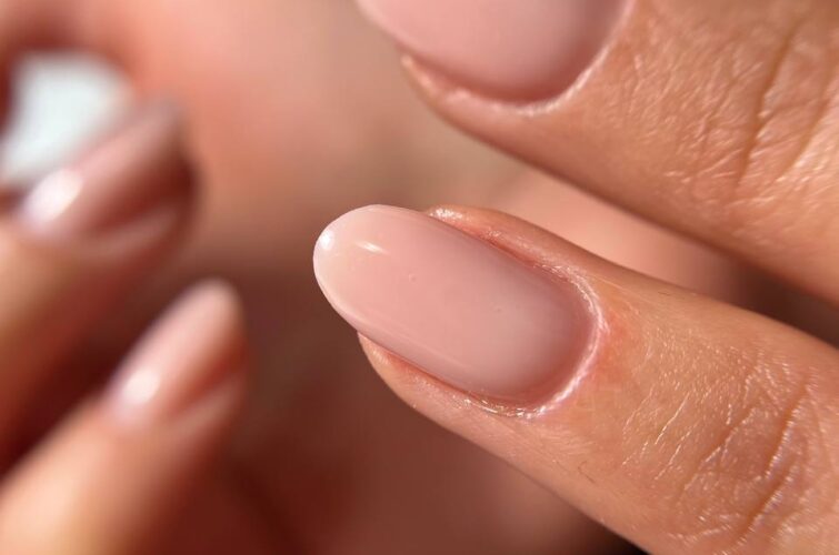 Elegante rosa Nude Nägel mit natürlicher Gelmodellage in Salzburg