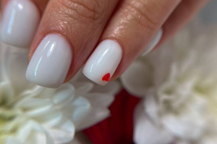 Weiße Gelnägel mit modernem Akzentdesign bei Vanilla Nails Salzburg