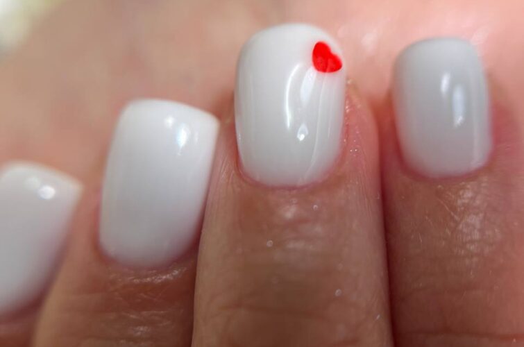 Weiße Gelnägel mit dezentem Herzdesign bei Vanilla Nails Salzburg